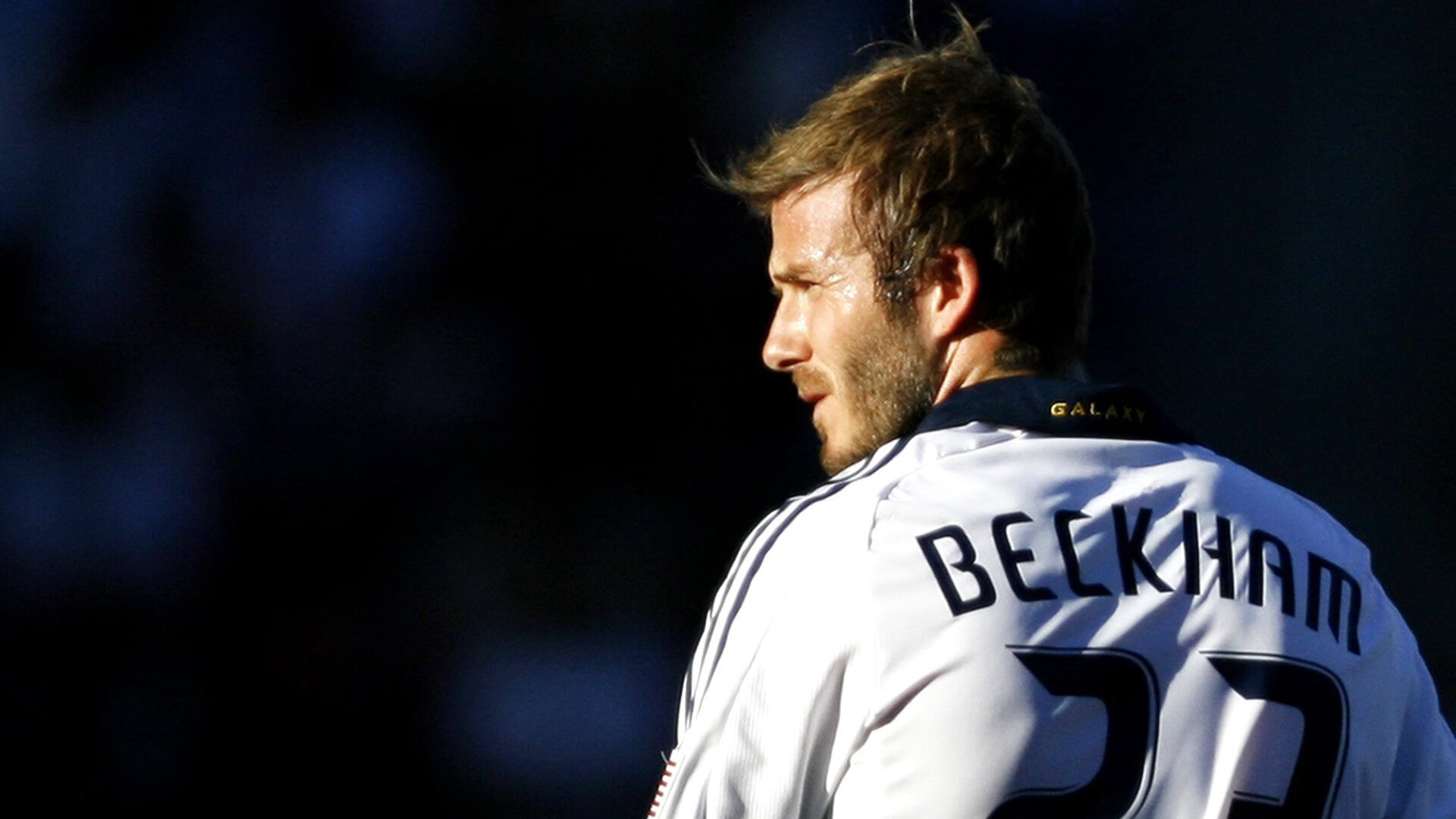 米兰体育官网入口-英超球队视频分析系统提升中场组织与防守协作效率,英超球队球场